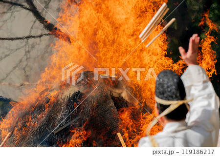 八幡のはちまんさんで実施される立ち上る炎の焼納神事を撮影 八幡のはちまんさんで実施される立ち上る炎の焼納神事を撮影 119186217