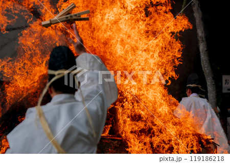 八幡のはちまんさんで実施される立ち上る炎の焼納神事を撮影 八幡のはちまんさんで実施される立ち上る炎の焼納神事を撮影 119186218