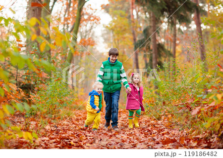 Kids playing in autumn park 119186482