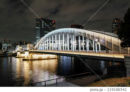 東京都/ ライトアップされた夜の勝鬨橋 119186542