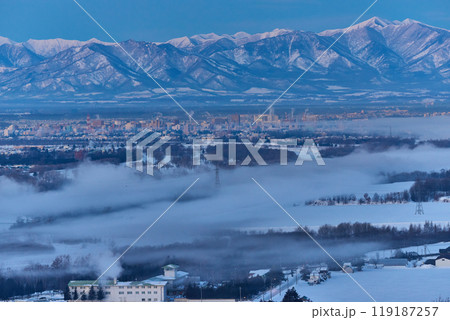 早朝の気嵐 119187257