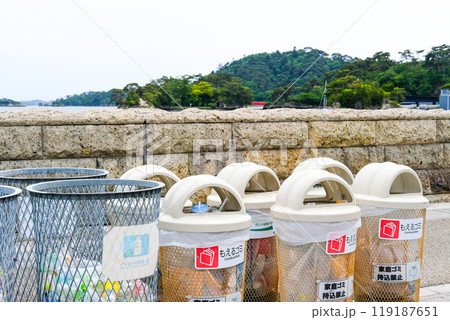 横に並んだゴミ箱 横に並んだゴミ箱 119187651