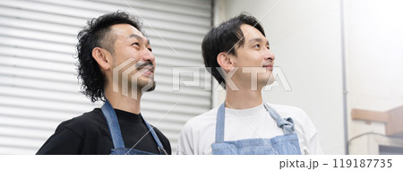 リサイクル店の販売員(店員)や職人のようなイメージ見上げる横顔 リサイクル店の販売員(店員)や職人のようなイメージ見上げる横顔 119187735