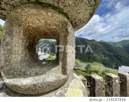 熊野古道巡り 那智山青岸渡寺と那智の滝を灯篭から 熊野古道巡り 那智山青岸渡寺と那智の滝を灯篭から 119187856