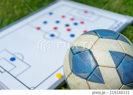 サッカーボールと戦略ボード 119188131