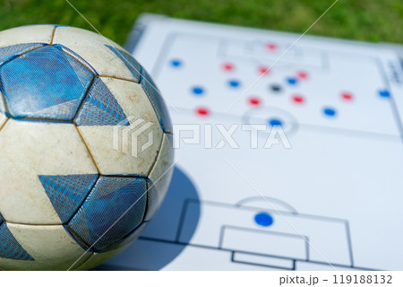 サッカーボールと戦略ボード サッカーボールと戦略ボード 119188132
