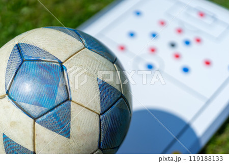 サッカーボールと戦略ボード サッカーボールと戦略ボード 119188133