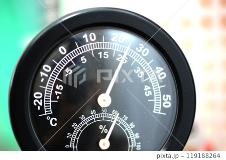 温度計と湿度計・ 夏日の境25° 119188264