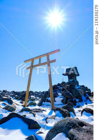 蓼科神社と太陽（縦） 119188270