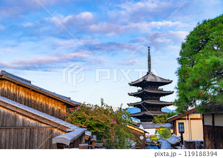 日本家屋の街並み　京都の街並み　五重塔 119188394