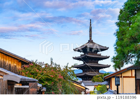 日本家屋の街並み　京都の街並み　五重塔 119188396