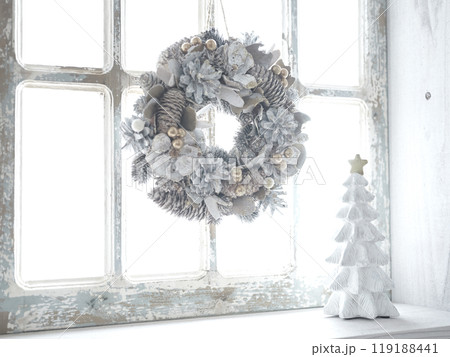窓辺に飾られたクリスマスリースとクリスマスツリー 119188441