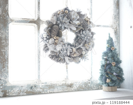 窓辺に飾られたクリスマスリースとクリスマスツリー 119188444