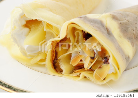 アーモンドチョコクレープと桃クレープ アーモンドチョコクレープと桃クレープ 119188561