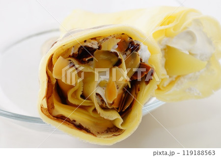 アーモンドチョコクレープと桃クレープ 119188563