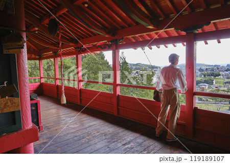 栃木県佐野市　磯山弁財天　山腹のお堂から町を眺める 119189107