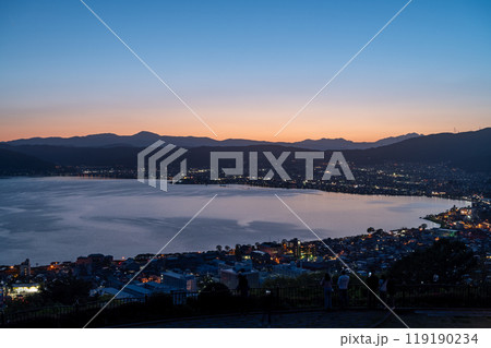 【諏訪市】夕暮れの諏訪湖 【諏訪市】夕暮れの諏訪湖 119190234