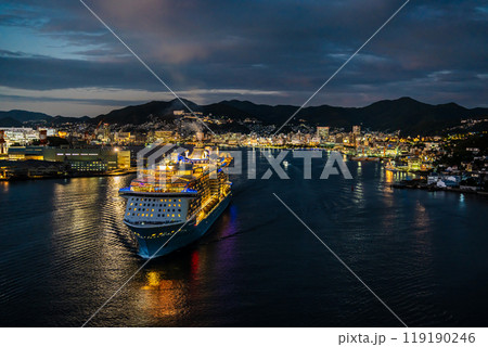 長崎港客船出港(Spectrum of the Seas)女神大橋から夜景ライトアップ【長崎市】 長崎港客船出港(Spectrum of the Seas)女神大橋から夜景ライトアップ【長崎市】 119190246