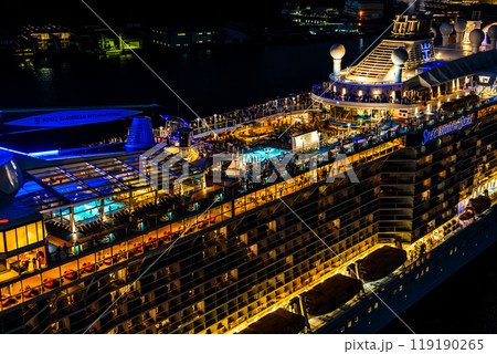 長崎港客船出港(Spectrum of the Seas)女神大橋から夜景ライトアップ【長崎市】 長崎港客船出港(Spectrum of the Seas)女神大橋から夜景ライトアップ【長崎市】 119190265