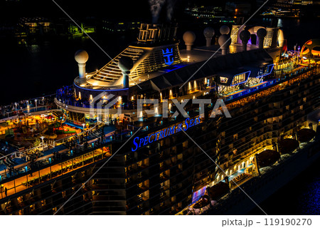 長崎港客船出港(Spectrum of the Seas)女神大橋から夜景ライトアップ【長崎市】 長崎港客船出港(Spectrum of the Seas)女神大橋から夜景ライトアップ【長崎市】 119190270
