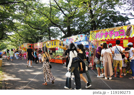 祭りの日は神輿を担ぐ人、縁日の露店を楽しむ人などそれぞれ仲間や友達、家族など連れ立って楽しそうで 119190273