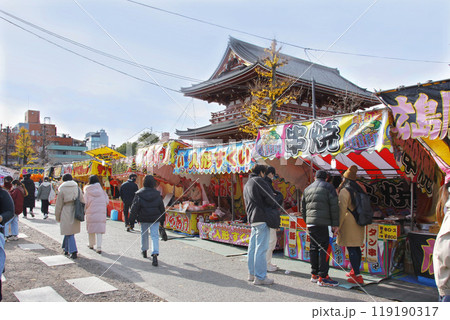縁日の露店が立ち並ぶ境内。インバウンドの外人も予期せぬ祭り騒ぎで楽しめている 縁日の露店が立ち並ぶ境内。インバウンドの外人も予期せぬ祭り騒ぎで楽しめている 119190317