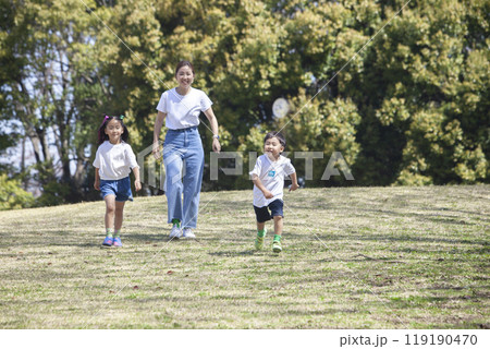 公園で遊ぶ親子 公園で遊ぶ親子 119190470