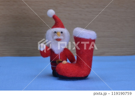 ジャンボ長靴とサンタクロース 119190759