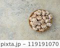 flat lay garlic in the basket 119191070