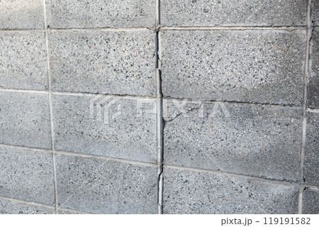 ひび割れたブロック塀のイメージ 119191582