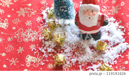サンタクロースとクリスマスツリーのイメージ 粉雪をそえて サンタクロースとクリスマスツリーのイメージ 粉雪をそえて 119191826