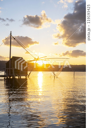 東郷池の夕暮れ　 四つ手網 119193425