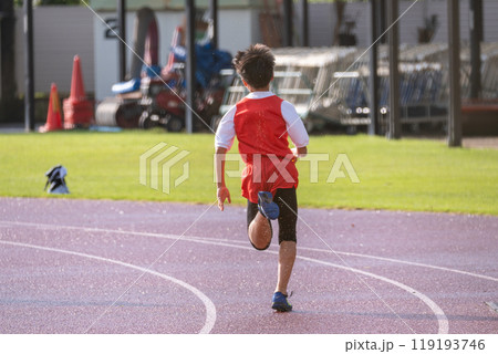 陸上大会でリレーを走る小学生の男の子 119193746
