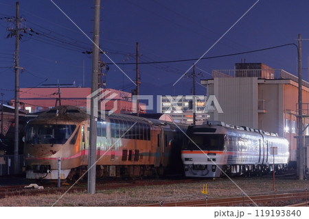 京都丹後鉄道KTR8500とKTR001 西舞鶴駅の夜景 119193840