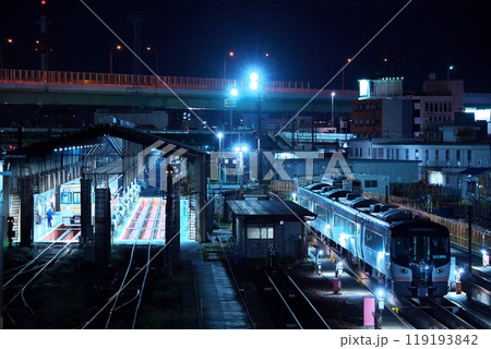 JR東海HC85系ディーゼルカーと名古屋の夜景 119193842