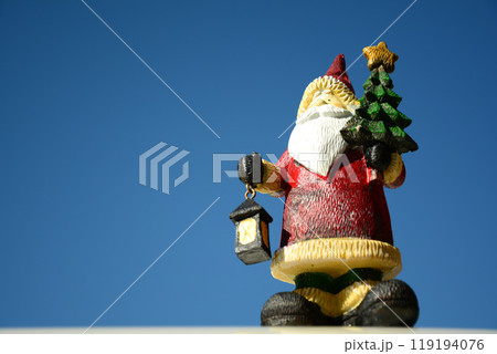 冬の青空とサンタさんの人形 119194076