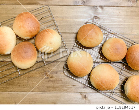 網の上の焼きたての手作り丸パン 119194517