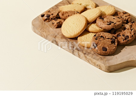 チョコチップとバタークッキー チョコチップとバタークッキー 119195029