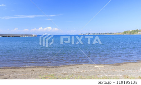 湘南三浦半島の神奈川県三浦市三戸浜の秋晴れ 119195138
