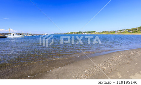 湘南三浦半島の神奈川県三浦市三戸浜の秋晴れ 119195140