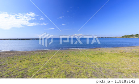 湘南三浦半島の神奈川県三浦市三戸浜の秋晴れ 119195142