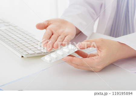 処方薬の説明をする白衣の女性（顔なし） 119195894