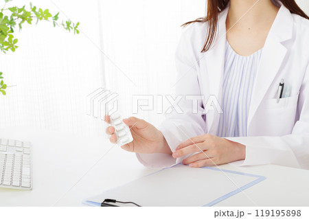 処方薬の説明をする白衣の女性(顔なし) 処方薬の説明をする白衣の女性(顔なし) 119195898