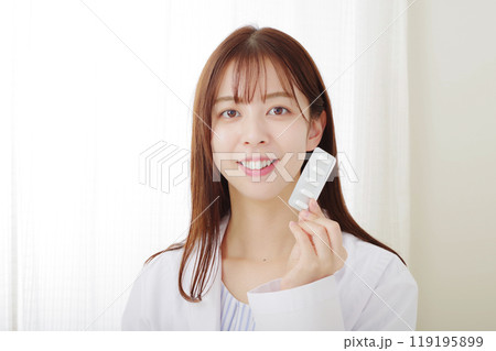 処方薬の説明をする白衣の女性 119195899
