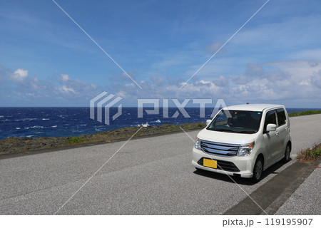 与那国島 南牧場付近の海岸線沿い道路と車 与那国島 南牧場付近の海岸線沿い道路と車 119195907