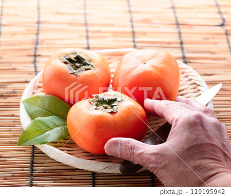 秋の味覚 笊に盛り付けた 柿 119195942