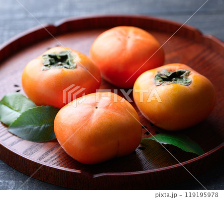 秋の味覚 お盆にのせた柿 119195978