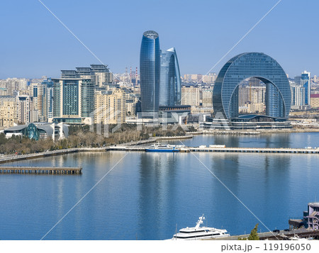 アゼルバイジャン・高台から望むバクーの街並みとバクー湾 / Baku, Azerbaijan 119196050