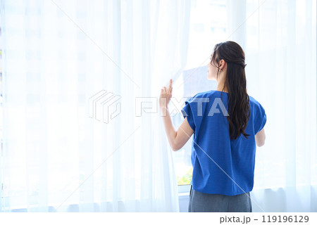外の景色を見る女性 119196129