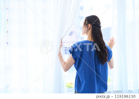 外の景色を見る女性 外の景色を見る女性 119196130